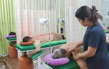 Châm cứu bấm huyệt chữa gai cột sống: Giảm đau hiệu quả, phục hồi vận động an toàn