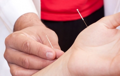 Chữa tê tay chân bằng châm cứu bấm huyệt tại Phòng khám Đông y Hoa Sen