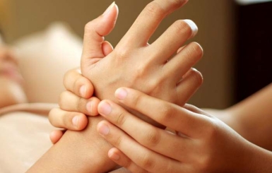 Bấm huyệt chữa tê tay chân – Giải pháp hỗ trợ cải thiện lưu thông khí huyết hiệu quả