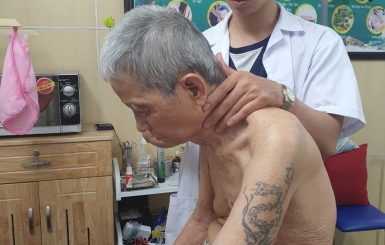 Bấm huyệt chữa thoái hóa đốt sống cổ ở đâu uy tín, bác sĩ tay nghề cao?