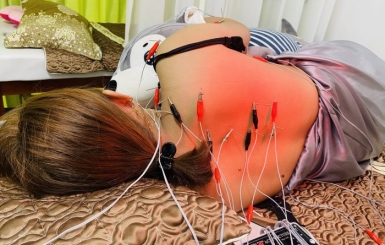 Châm cứu bấm huyệt chữa mất ngủ: Liệu pháp kép cho người đau vai gáy
