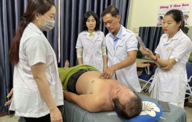Lớp đào tạo bấm huyệt chuẩn bộ y tế, thực hành trên người thật