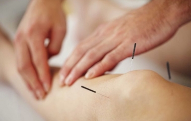 Châm Cứu Bấm Huyệt Chữa Đau Khớp Gối – Phương Pháp Đông Y Hiệu Quả, An Toàn