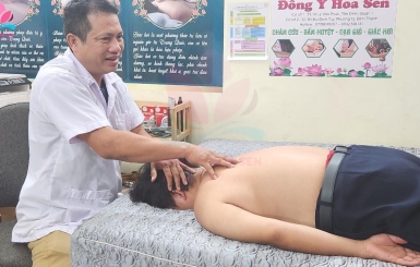 Giá bấm huyệt tại nhà KTV có tay nghề cao - Đông Y Hoa Sen