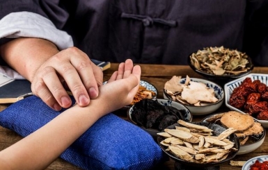 Bài thuốc cổ truyền chữa đau khớp gối hiệu quả từ Y học cổ truyền