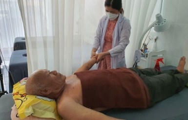 Xoa bóp bấm huyệt chữa tê chân tay – phục hồi sức khỏe