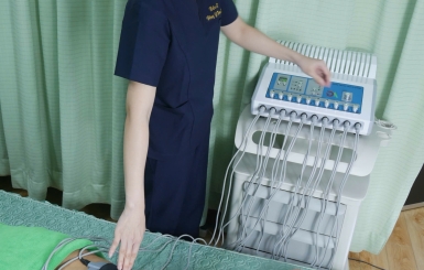 Máy điện xung là gì? Tác dụng và ứng dụng trong điều trị bệnh lý xương khớp