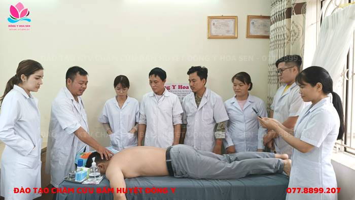 chiêu sinh lớp châm cứu bấm huyệt Hoa Sen