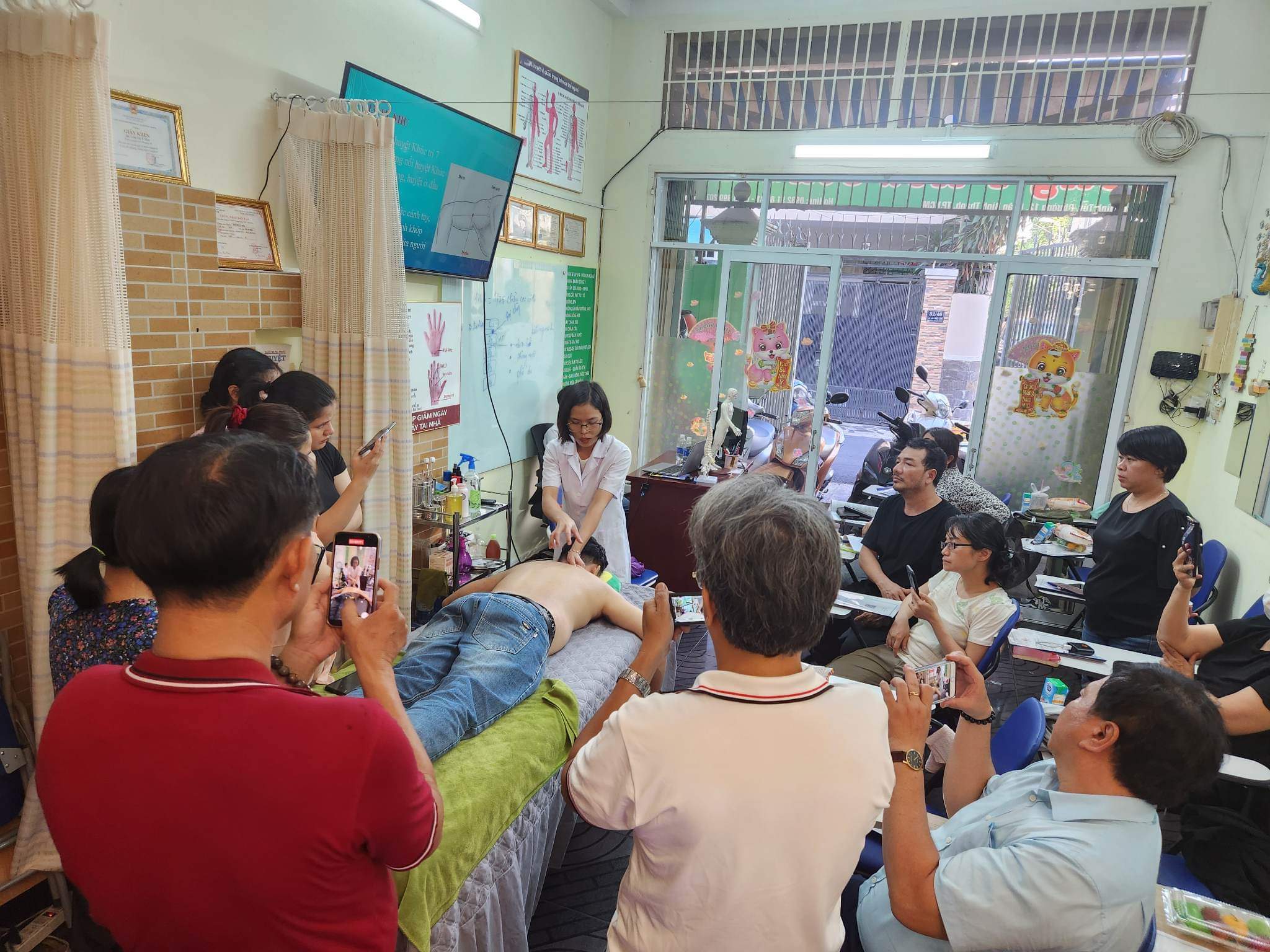 học châm cứu bấm huyệt ở đâu