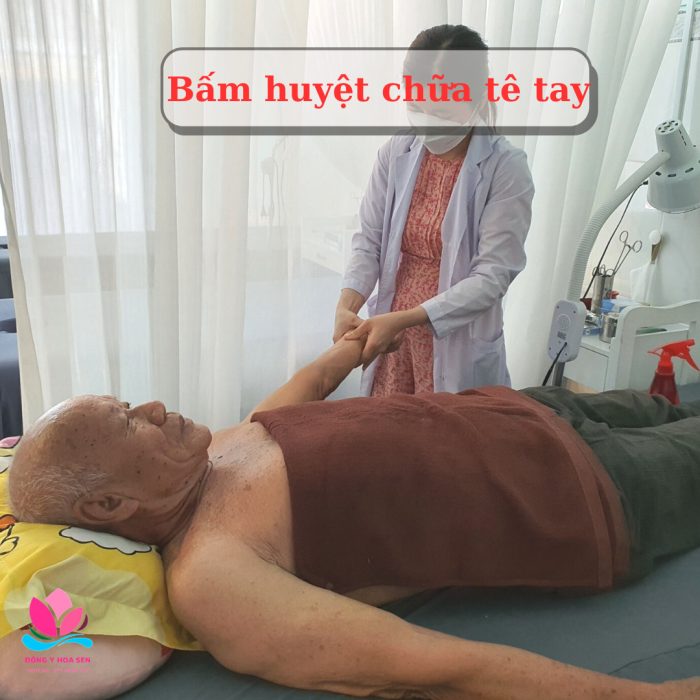 đau vai gáy tê bì chân tay