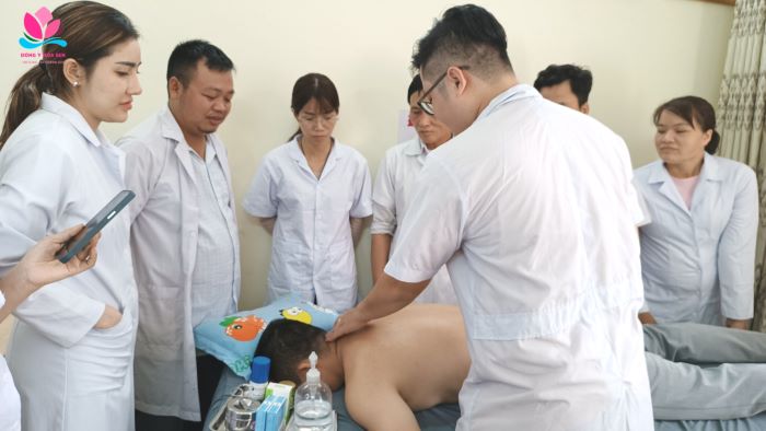 học massage bấm huyệt