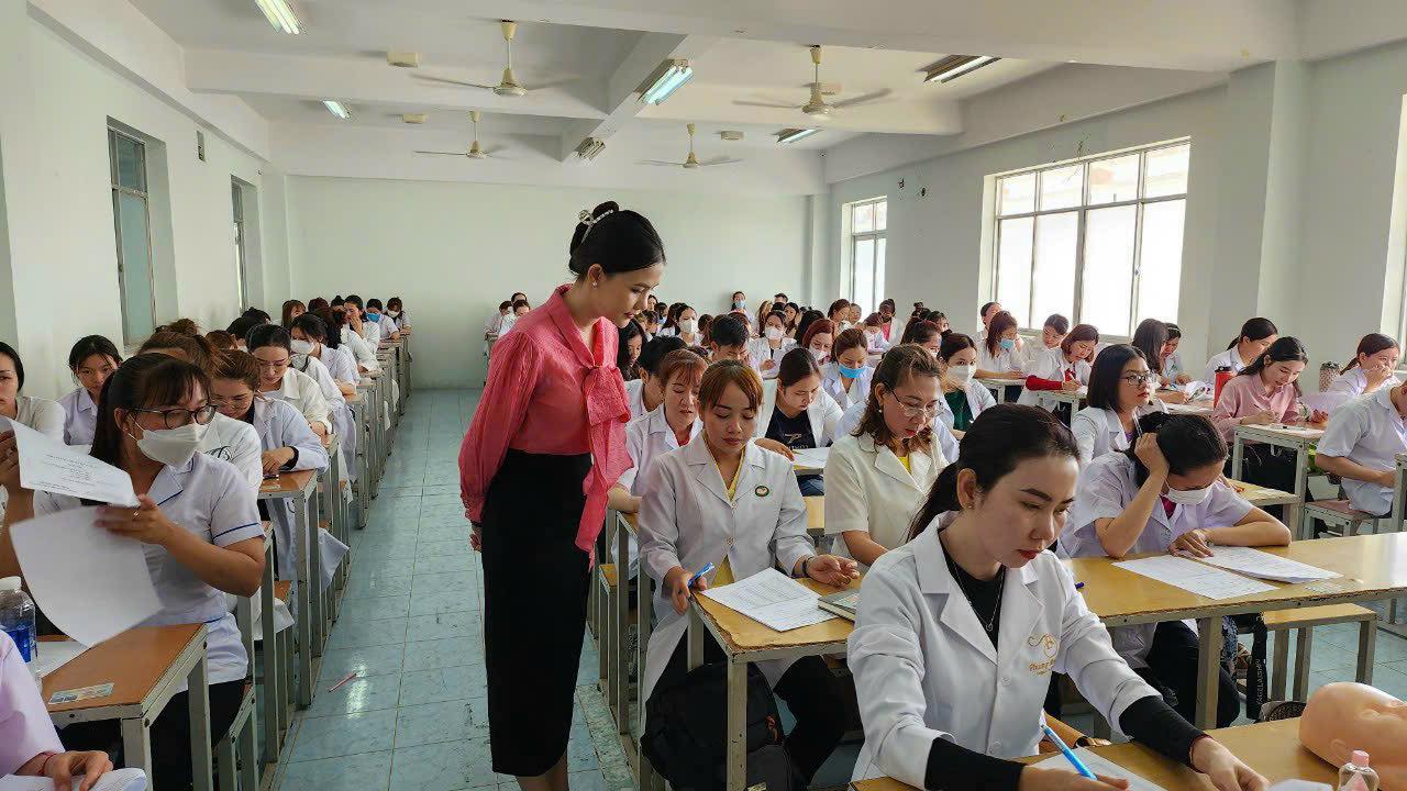 Lớp học xoa bóp bấm huyệt