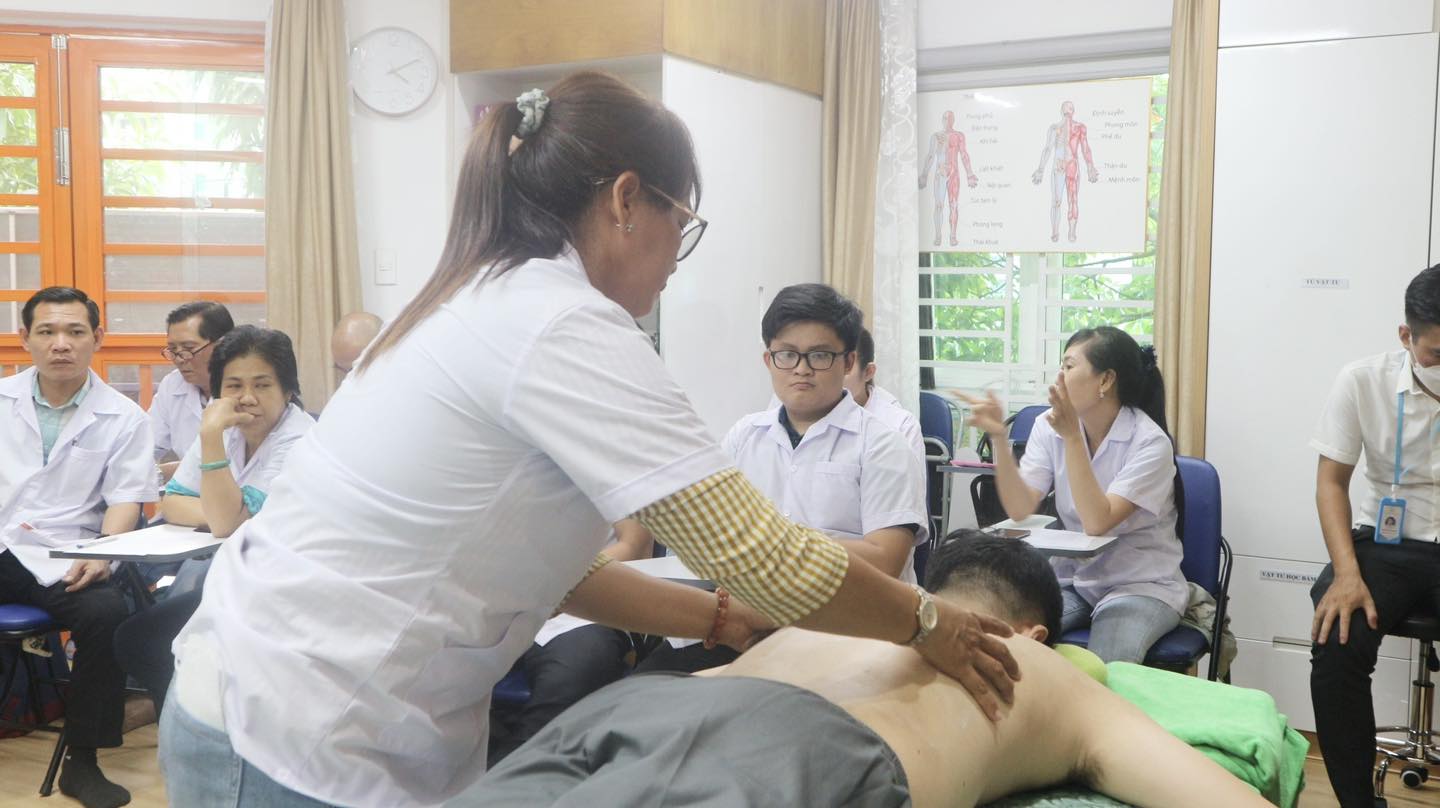 Lớp học xoa bóp bấm huyệt