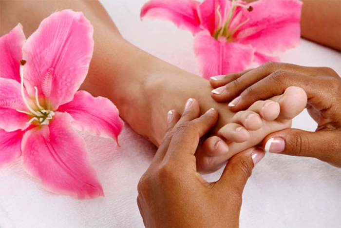 Xoa bóp, bấm các huyệt ở gan bàn chân