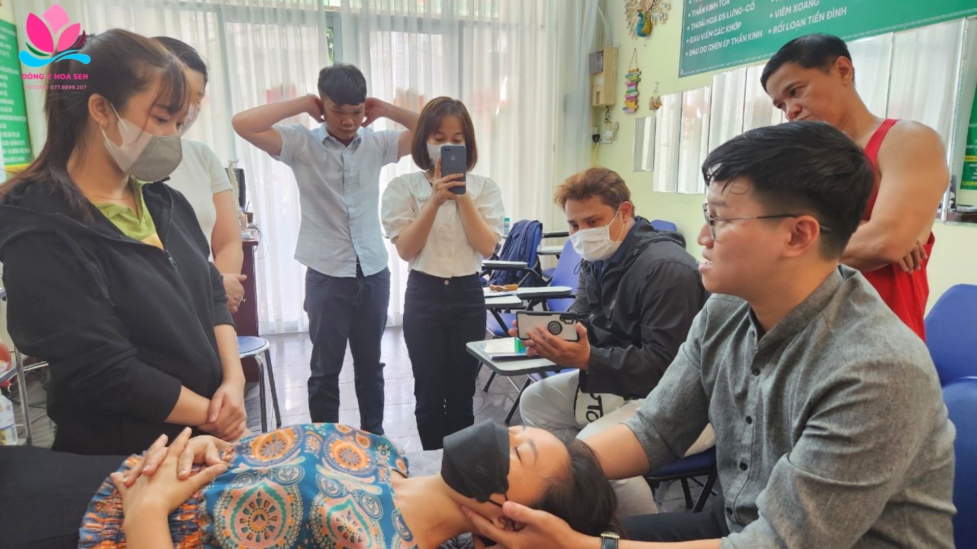 bấm huyệt chữa đau vai gáy