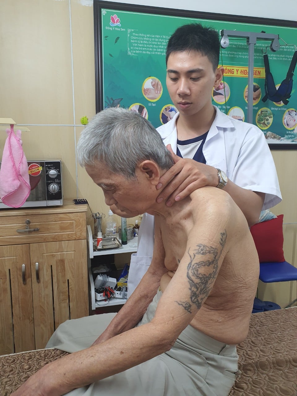 bấm huyệt chữa đau vai gáy