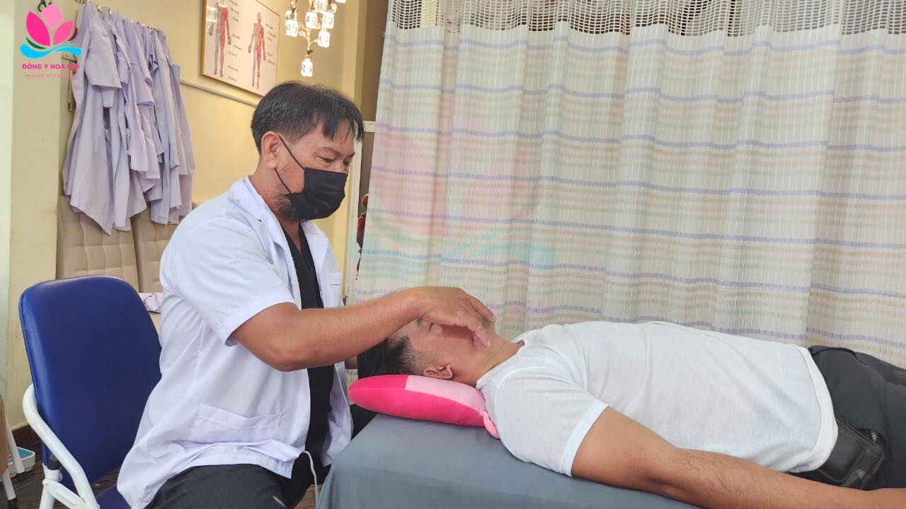 bấm huyệt trị đau đầu