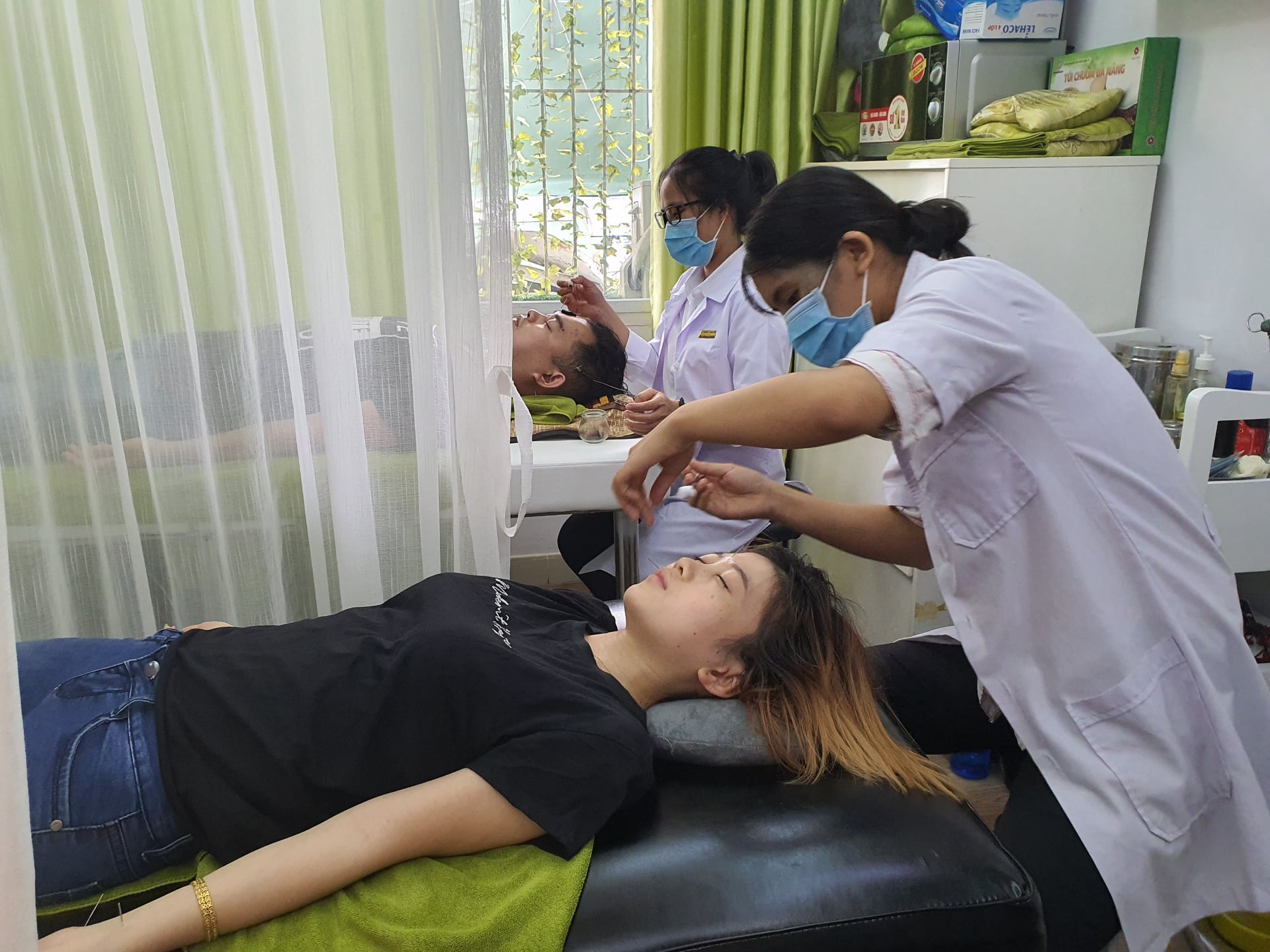 bấm huyệt trị đau đầu