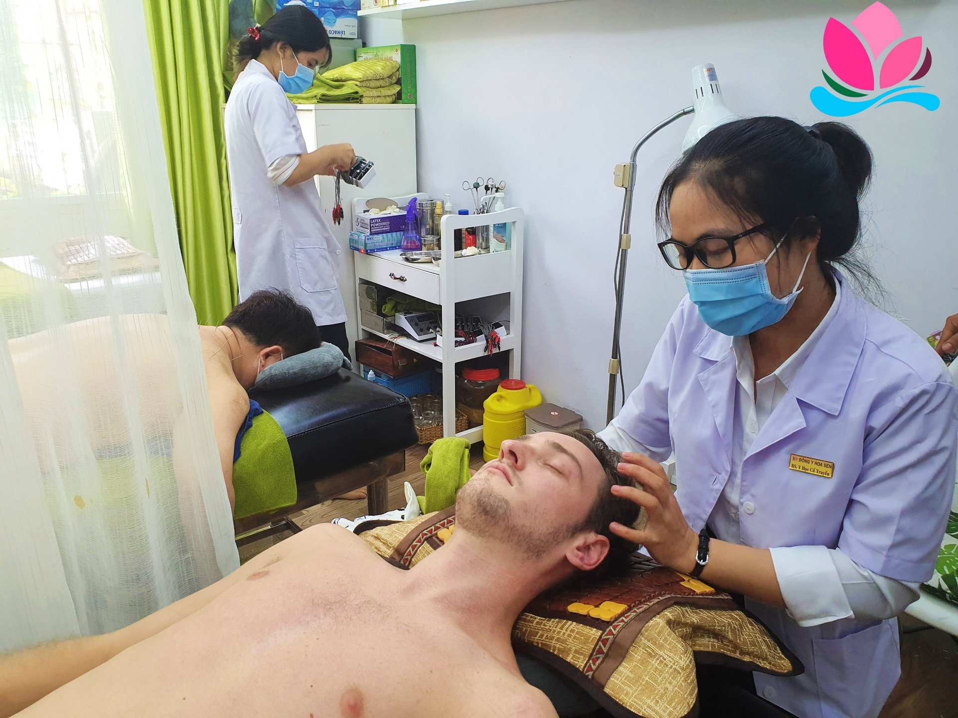 bấm huyệt trị đau đầu