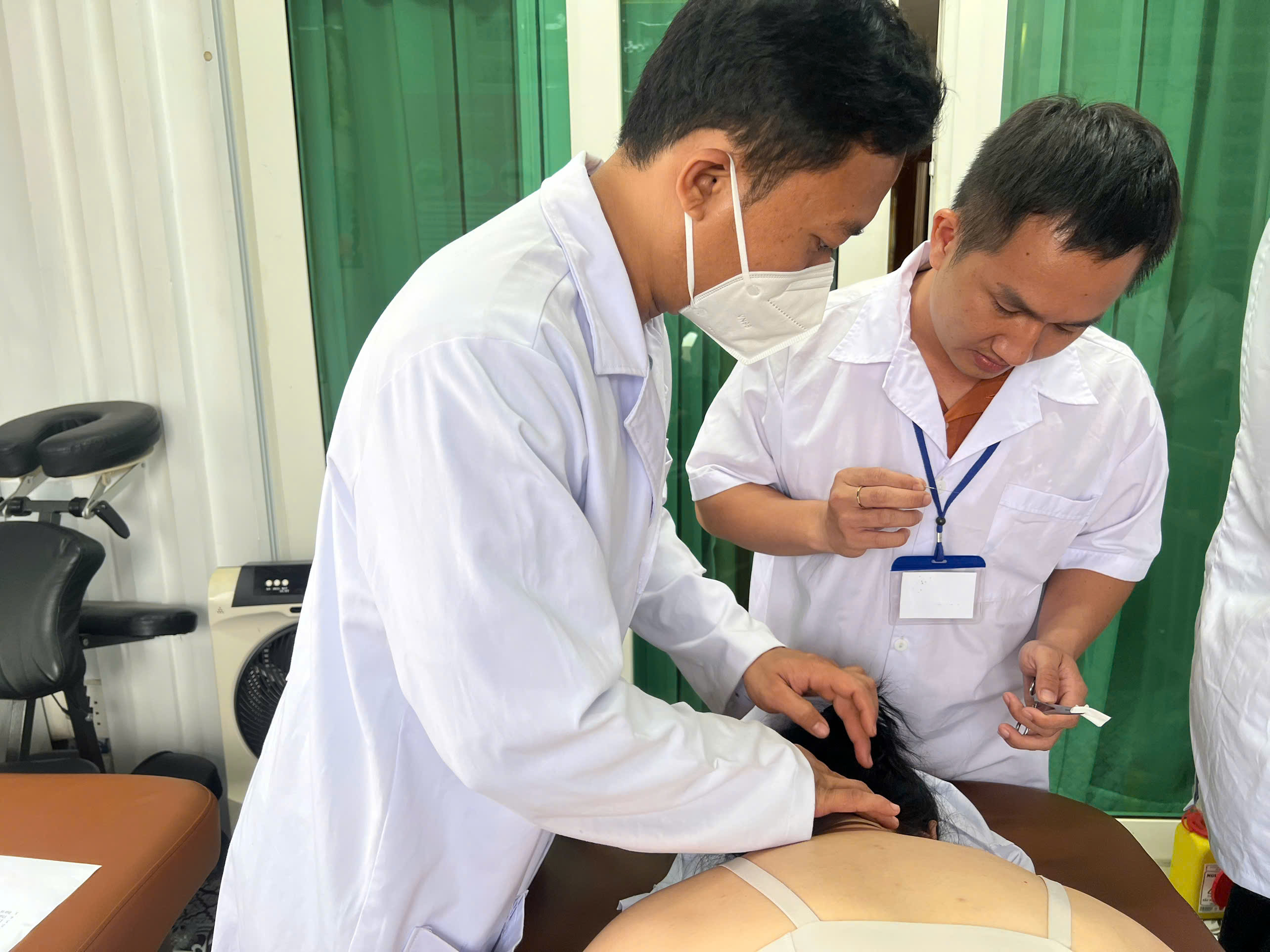 Học điều trị đau vai gáy chuyên sâu