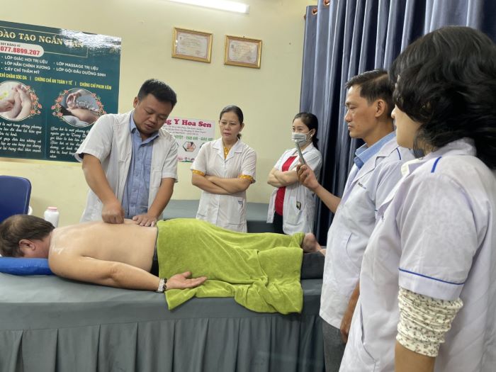 Kỹ thuật bấm huyệt giải cơ vùng cổ