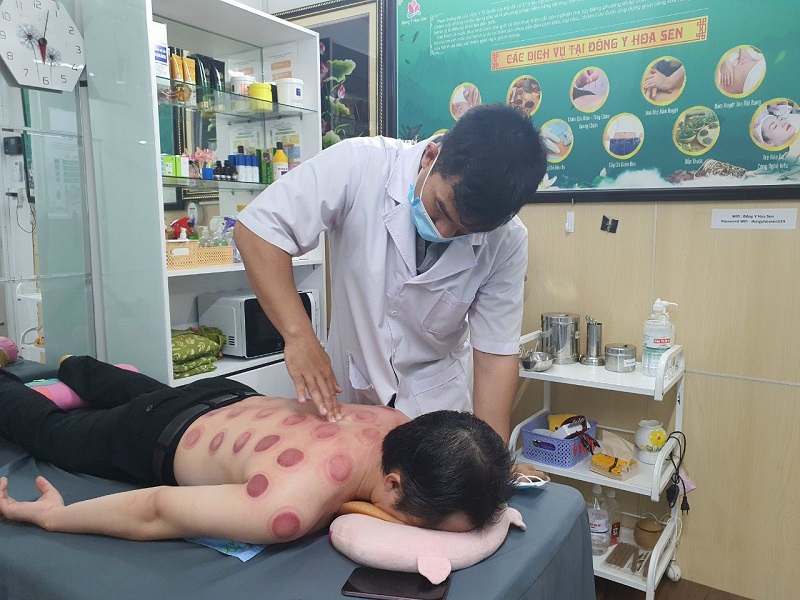 Hình ảnh thực tế Bác sĩ Y học cổ truyền tại Đông Y Hoa Sen thực hiện cho bệnh nhân